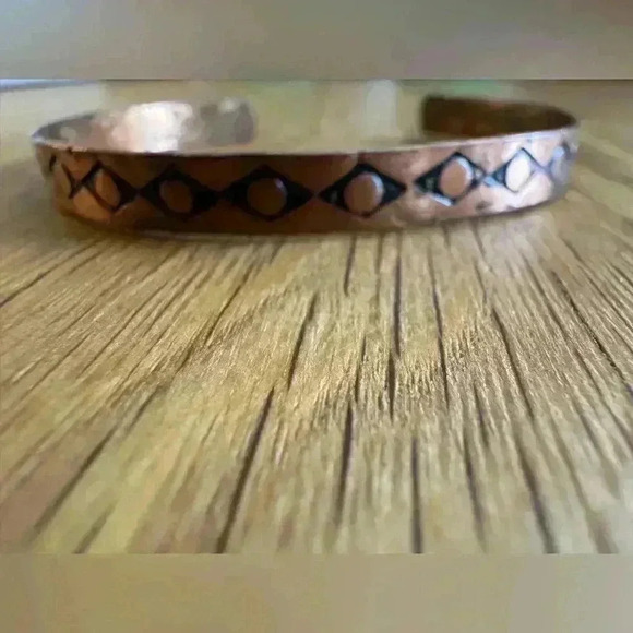 Adjustable vintage copper bangle bracelet with etched detail - Picture 3 of 5
